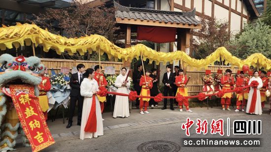 開(kāi)街儀式現(xiàn)場(chǎng)。(白馬寺歷史文化街區(qū) 供圖) 開(kāi)街儀式現(xiàn)場(chǎng)。(白馬寺歷史文化街區(qū) 供圖)