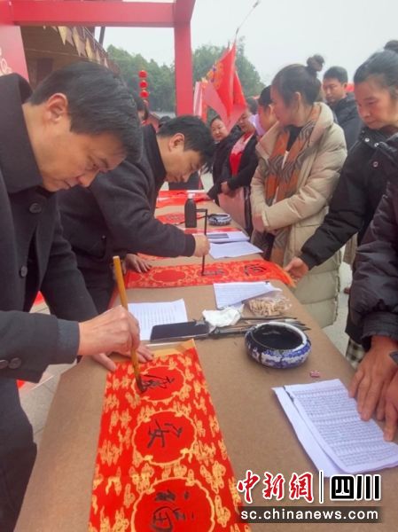 免費為市民寫春聯(lián)。沈小芳 攝 免費為市民寫春聯(lián)。沈小芳 攝
