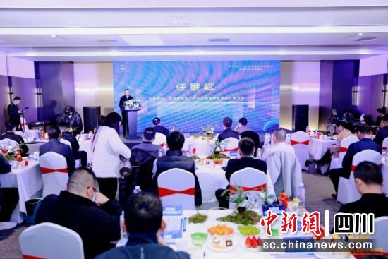 “龍騰致遠(yuǎn)·鳳儀北城”重點(diǎn)企業(yè)座談會(huì)暨2023年度企業(yè)表彰會(huì)現(xiàn)場(chǎng)。金牛區(qū)荷花池國(guó)際商貿(mào)城管委會(huì) 供圖 “龍騰致遠(yuǎn)·鳳儀北城”重點(diǎn)企業(yè)座談會(huì)暨2023年度企業(yè)表彰會(huì)現(xiàn)場(chǎng)。金牛區(qū)荷花池國(guó)際商貿(mào)城管委會(huì) 供圖