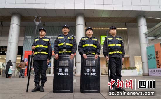 民警執勤。 綿陽市公安局供圖 民警執勤。 綿陽市公安局供圖