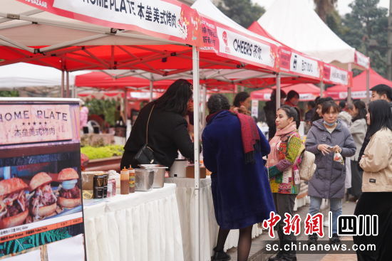 桐梓林國際社區新春美食節現場。老外HERE供圖。 桐梓林國際社區新春美食節現場。老外HERE供圖。