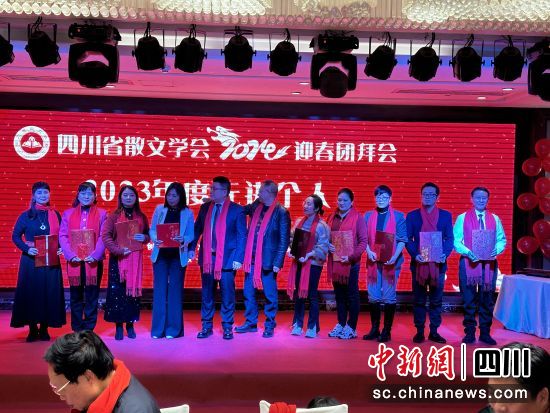 頒獎(jiǎng)。王爵 攝 頒獎(jiǎng)。王爵 攝