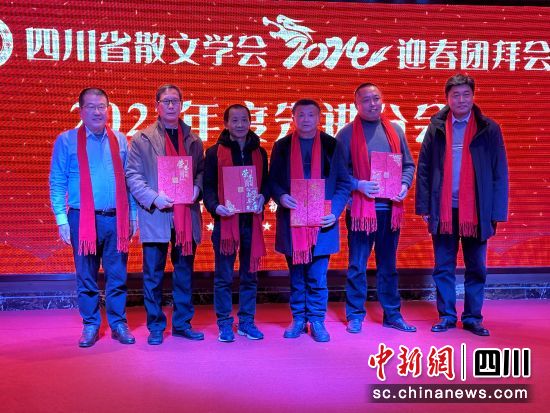 頒獎(jiǎng)。王爵 攝 頒獎(jiǎng)。王爵 攝