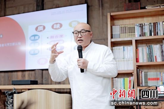 “源飪”飲食文化藝術研究學者王強暢談“源飪”飲食文化。張斌 攝 “源飪”飲食文化藝術研究學者王強暢談“源飪”飲食文化。張斌 攝