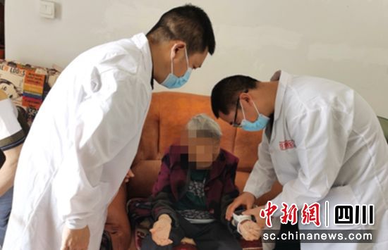 “健康敲門”行動。榮縣衛(wèi)健 供圖 “健康敲門”行動。榮縣衛(wèi)健 供圖