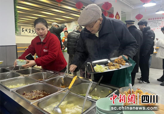 牟澤文老人在助餐食堂打餐。吳悠 攝 牟澤文老人在助餐食堂打餐。吳悠 攝