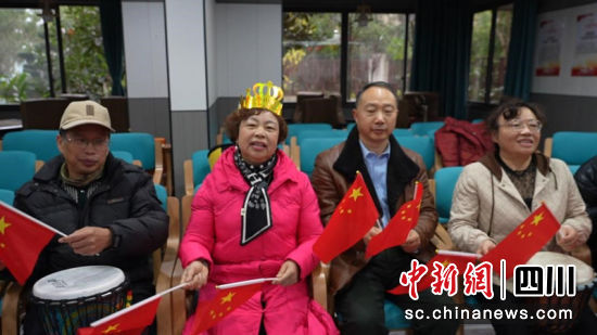居民在老年活動中心舉辦生日活動。吳悠 攝 居民在老年活動中心舉辦生日活動。吳悠 攝