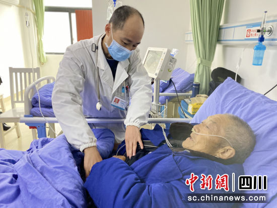 老年醫學科醫生正在為病人診治。簡陽融媒 供圖 老年醫學科醫生正在為病人診治。簡陽融媒 供圖