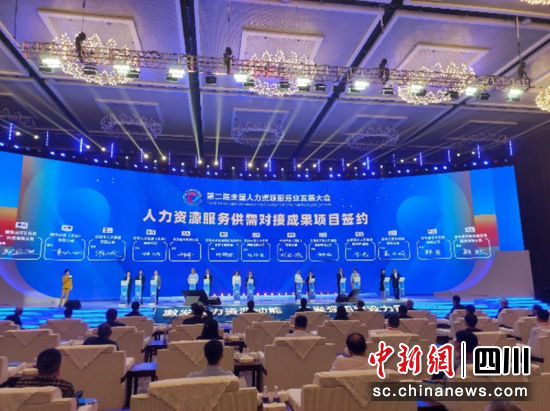 現場簽約。謝璐 攝 現場簽約。謝璐 攝