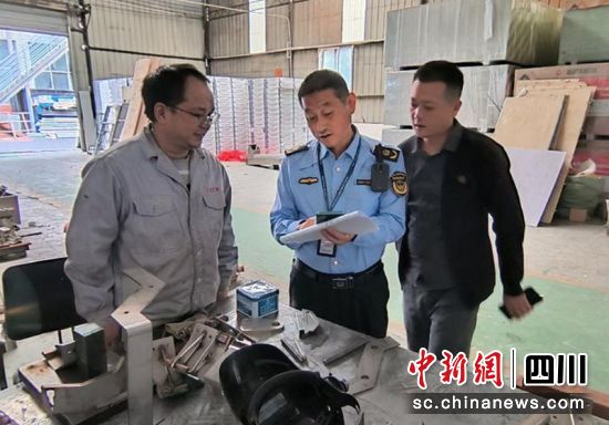 執法人員深入生產一線開展安全生產檢查。(資料圖)四川應急供圖 執法人員深入生產一線開展安全生產檢查。(資料圖)四川應急供圖