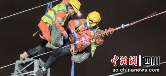 晝夜奮戰。中鐵八局 供圖 晝夜奮戰。中鐵八局 供圖