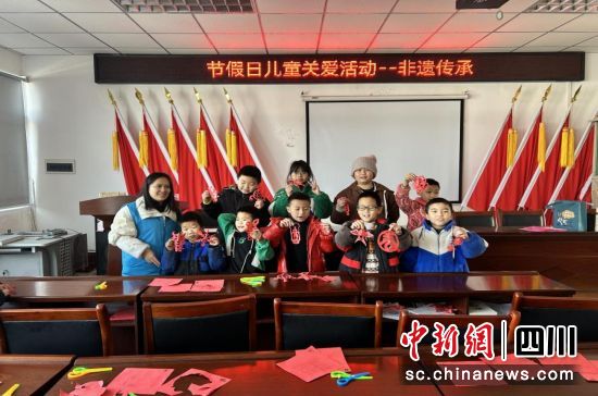 孩子們展示剪紙作品。 羅江區(qū)委宣傳部供圖 孩子們展示剪紙作品。 羅江區(qū)委宣傳部供圖