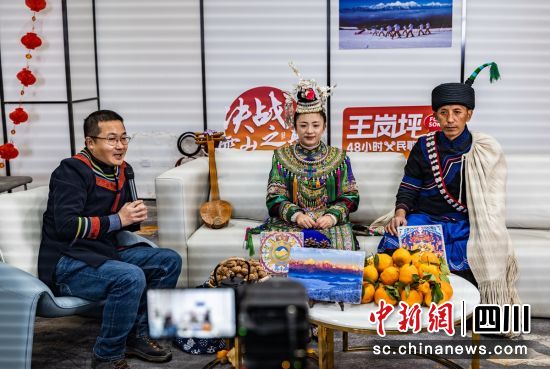 線上直播。周萬龍 攝 線上直播。周萬龍 攝