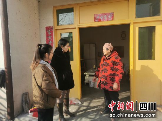 “進(jìn)家門”走訪群眾。 廣漢市三水鎮(zhèn)供圖 “進(jìn)家門”走訪群眾。 廣漢市三水鎮(zhèn)供圖