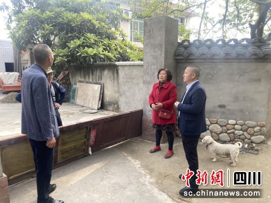 鎮(zhèn)村干部與群眾交流協(xié)商。 廣漢市三水鎮(zhèn)供圖 鎮(zhèn)村干部與群眾交流協(xié)商。 廣漢市三水鎮(zhèn)供圖