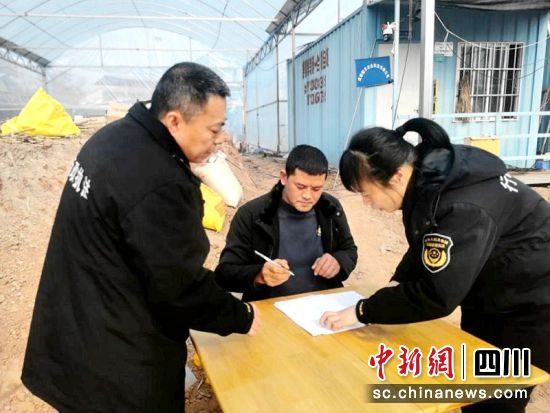工作人員上門服務現場。成都市市場監管局供圖 工作人員上門服務現場。成都市市場監管局供圖
