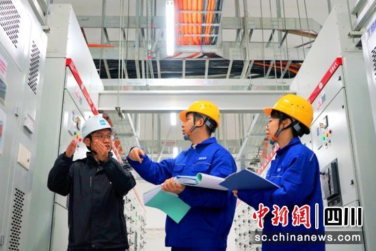 用電客戶經(jīng)理深入物流中心開展用電回訪服務(wù)。鄧文瑜 攝 用電客戶經(jīng)理深入物流中心開展用電回訪服務(wù)。鄧文瑜 攝