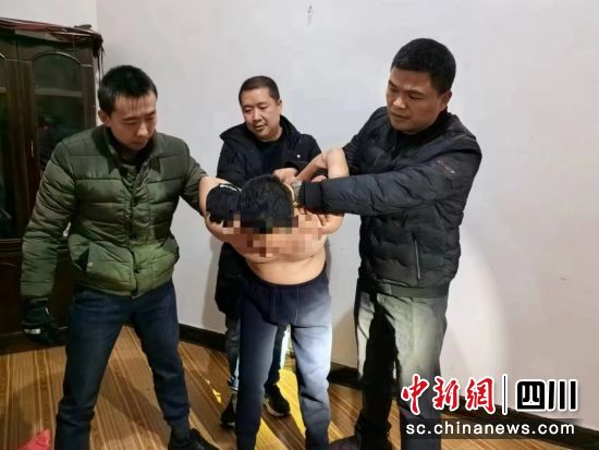 抓獲嫌疑人。 綿陽市高新區公安分局供圖 抓獲嫌疑人。 綿陽市高新區公安分局供圖