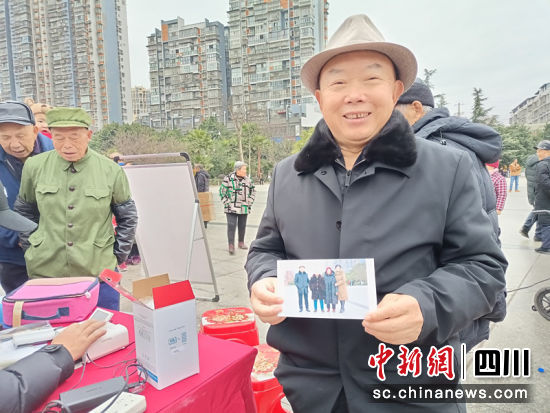 免費領到開心合影照。趙天久 攝 免費領到開心合影照。趙天久 攝