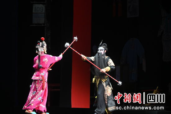 閉幕式上,京劇《主角》演出劇照。(四川省文化和旅游廳 供圖) 閉幕式上,京劇《主角》演出劇照。(四川省文化和旅游廳 供圖)