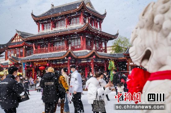 飄雪迎新春。 綿陽方特供圖 飄雪迎新春。 綿陽方特供圖