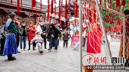 游客體驗民俗活動。 綿陽方特供圖 游客體驗民俗活動。 綿陽方特供圖
