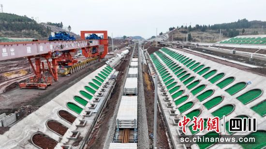 漢巴南鐵路南充至巴中段項(xiàng)目施工方正在沖刺最后一部分路段的鋪軌施工。黎濤 攝 漢巴南鐵路南充至巴中段項(xiàng)目施工方正在沖刺最后一部分路段的鋪軌施工。黎濤 攝