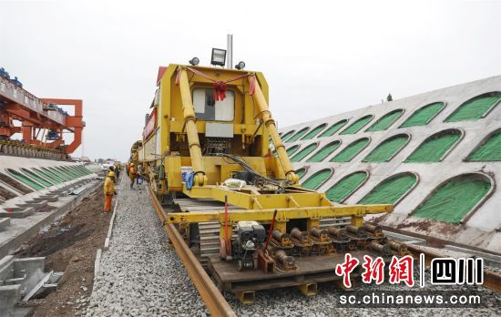 漢巴南鐵路南充至巴中段項(xiàng)目施工方正在鋪軌施工。黎濤 攝 漢巴南鐵路南充至巴中段項(xiàng)目施工方正在鋪軌施工。黎濤 攝