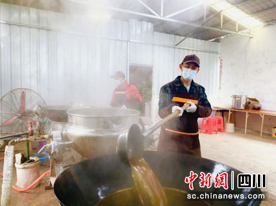 熬煮甘蔗汁。陳俊吉 攝 熬煮甘蔗汁。陳俊吉 攝