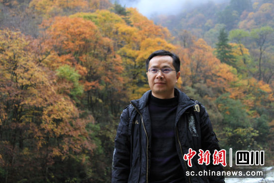《光霧嵐》詩集作者孫梓文在光霧山采風。 巴中市作家協會 供 《光霧嵐》詩集作者孫梓文在光霧山采風。 巴中市作家協會 供