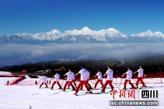 王崗坪貢嘎滑雪場,游客穿單衣滑雪。(資料圖)余府 攝 王崗坪貢嘎滑雪場,游客穿單衣滑雪。(資料圖)余府 攝