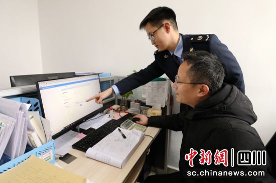 稅務干部輔導納稅人享受增值稅加計抵減優惠政策。(資料圖)四川稅務供圖 稅務干部輔導納稅人享受增值稅加計抵減優惠政策。(資料圖)四川稅務供圖