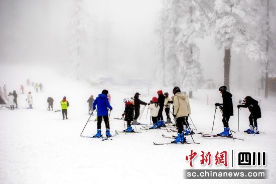洪雅瓦屋山景區滑雪場,正在滑雪的游客們。(資料圖)四川稅務供圖 洪雅瓦屋山景區滑雪場,正在滑雪的游客們。(資料圖)四川稅務供圖