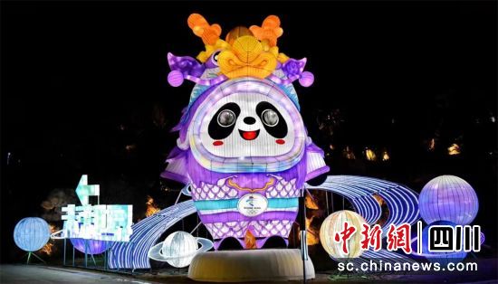 成都東安湖首屆燈會(huì)試亮燈現(xiàn)場(chǎng)。李向雨 攝 成都東安湖首屆燈會(huì)試亮燈現(xiàn)場(chǎng)。李向雨 攝