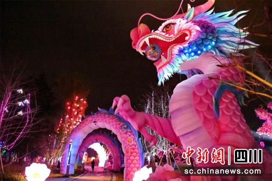 成都東安湖首屆燈會(huì)試亮燈現(xiàn)場(chǎng)。李向雨 攝 成都東安湖首屆燈會(huì)試亮燈現(xiàn)場(chǎng)。李向雨 攝