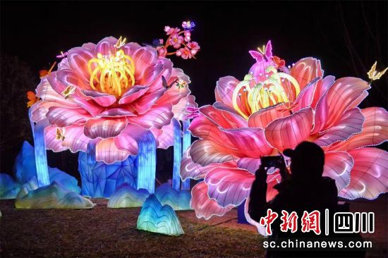 成都東安湖首屆燈會(huì)試亮燈現(xiàn)場(chǎng)。李向雨 攝 成都東安湖首屆燈會(huì)試亮燈現(xiàn)場(chǎng)。李向雨 攝