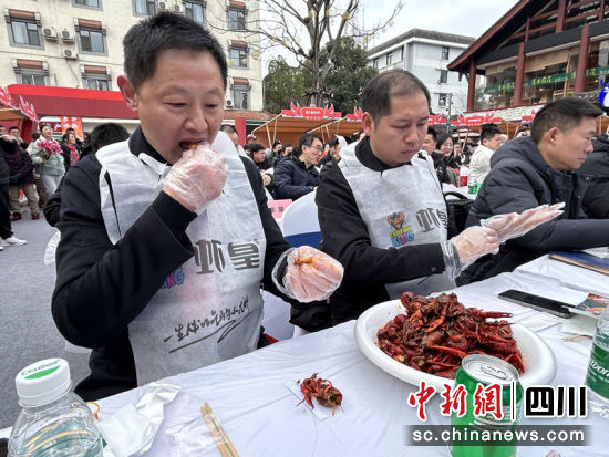 現場開吃。吳平華 攝 現場開吃。吳平華 攝