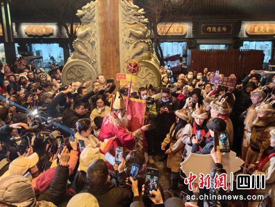 “春節(jié)老人”迎接鄂倫春族演職人員到閬中。張曉東 攝 “春節(jié)老人”迎接鄂倫春族演職人員到閬中。張曉東 攝