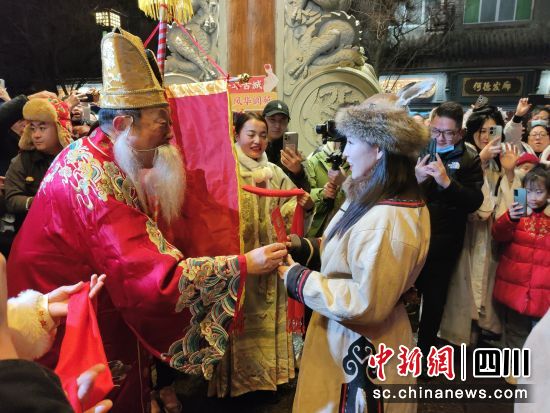 春節(jié)老人賜福。張曉東 攝 春節(jié)老人賜福。張曉東 攝