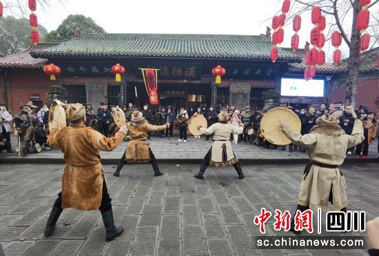 在張飛廟門口,“巴國”將士們跳起了巴渝鼓舞。張曉東 攝 在張飛廟門口,“巴國”將士們跳起了巴渝鼓舞。張曉東 攝