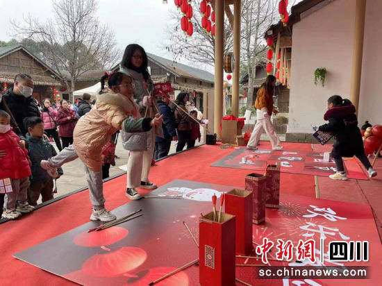 一起開心互動。成都綠舟博物館 供圖 一起開心互動。成都綠舟博物館 供圖