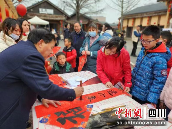 免費為市民寫春聯、送“福”。 免費為市民寫春聯、送“福”。