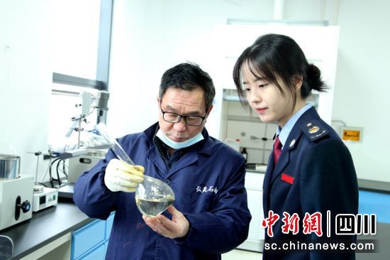技術(shù)人員(左)現(xiàn)場展示原料調(diào)制過程。四川稅務(wù)供圖 技術(shù)人員(左)現(xiàn)場展示原料調(diào)制過程。四川稅務(wù)供圖