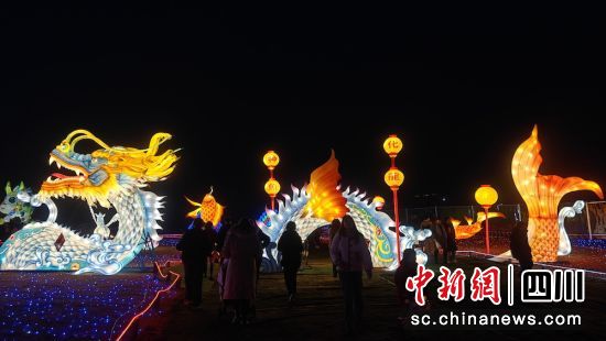 成都龍馬湖龍燈亮啦。成都東部新區(qū) 供圖 成都龍馬湖龍燈亮啦。成都東部新區(qū) 供圖
