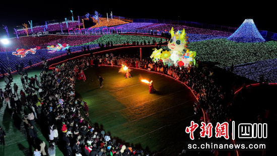 光影盛會(huì)璀璨啟幕。成都東部新區(qū) 供圖 光影盛會(huì)璀璨啟幕。成都東部新區(qū) 供圖