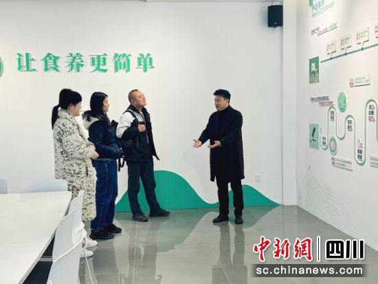 程前偉(右)與客戶在公司交流。語味食品 供圖 程前偉(右)與客戶在公司交流。語味食品 供圖