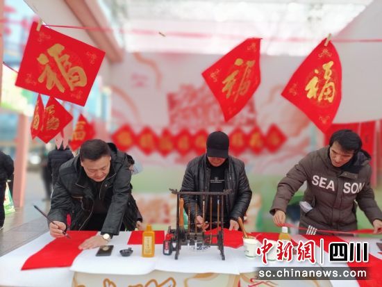 現場為市民免費寫春聯。陳憶 攝 現場為市民免費寫春聯。陳憶 攝