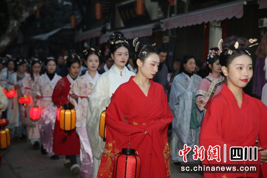 平樂古鎮(zhèn)NPC為游客提供一場國潮年味狂歡體驗。(平樂古鎮(zhèn) 供圖) 平樂古鎮(zhèn)NPC為游客提供一場國潮年味狂歡體驗。(平樂古鎮(zhèn) 供圖)