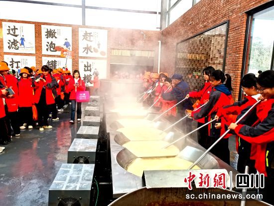 學生體驗傳統手工熬糖工藝。內江市市中區委宣傳部供圖 學生體驗傳統手工熬糖工藝。內江市市中區委宣傳部供圖