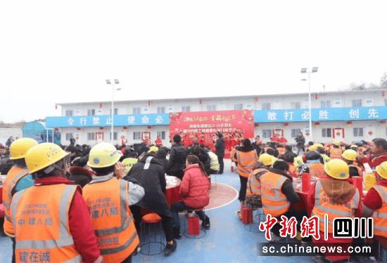 成都世園會(huì)主會(huì)場(chǎng)擺起了壩壩宴。成都東部新區(qū) 供圖 成都世園會(huì)主會(huì)場(chǎng)擺起了壩壩宴。成都東部新區(qū) 供圖